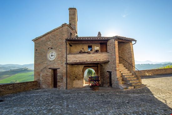 Piticchio Il borgo-castello delle Marche PaoloBruschi - Shutterstock.com 